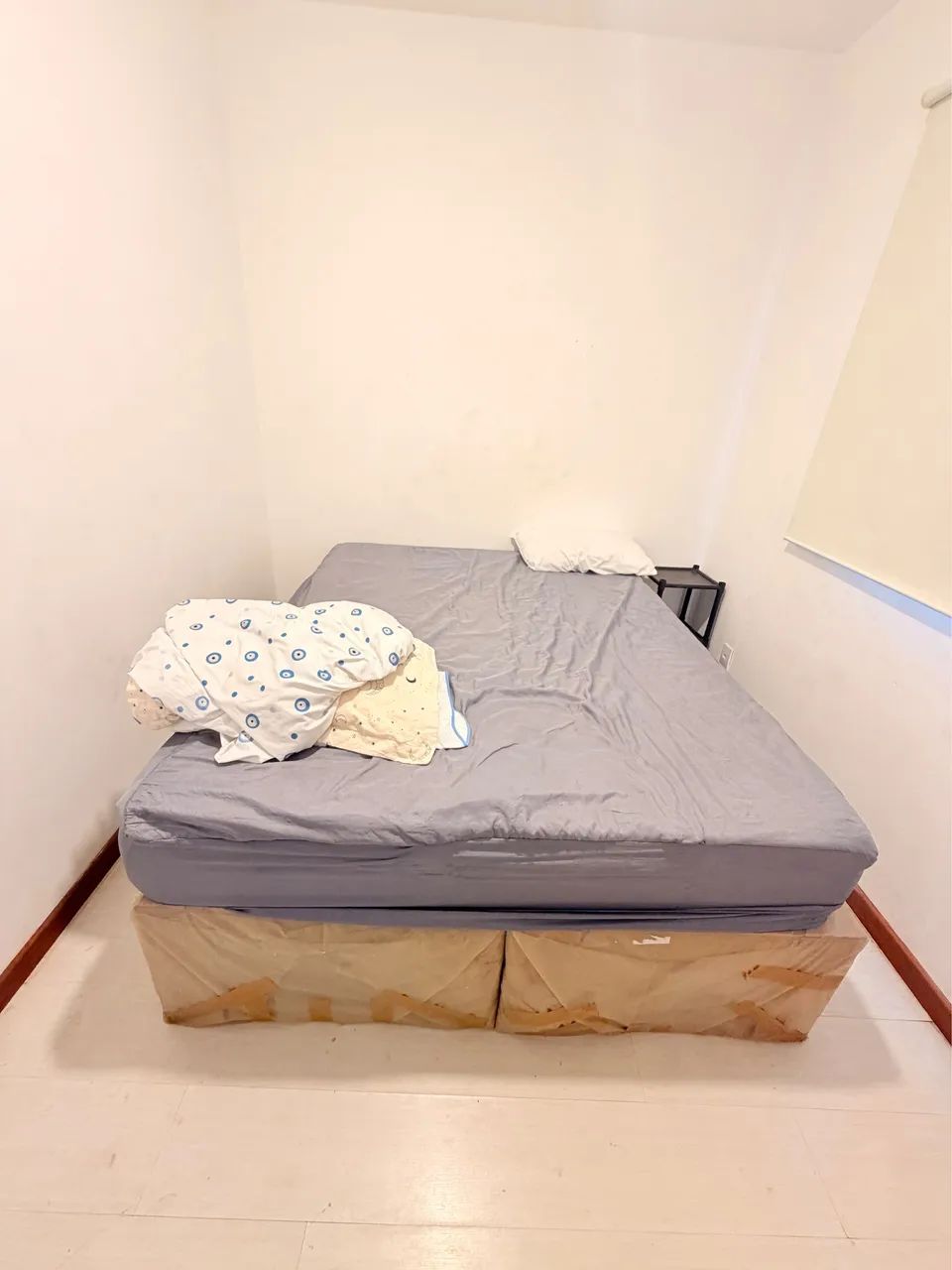 Geladeira nova ! E uma cama queen size.!