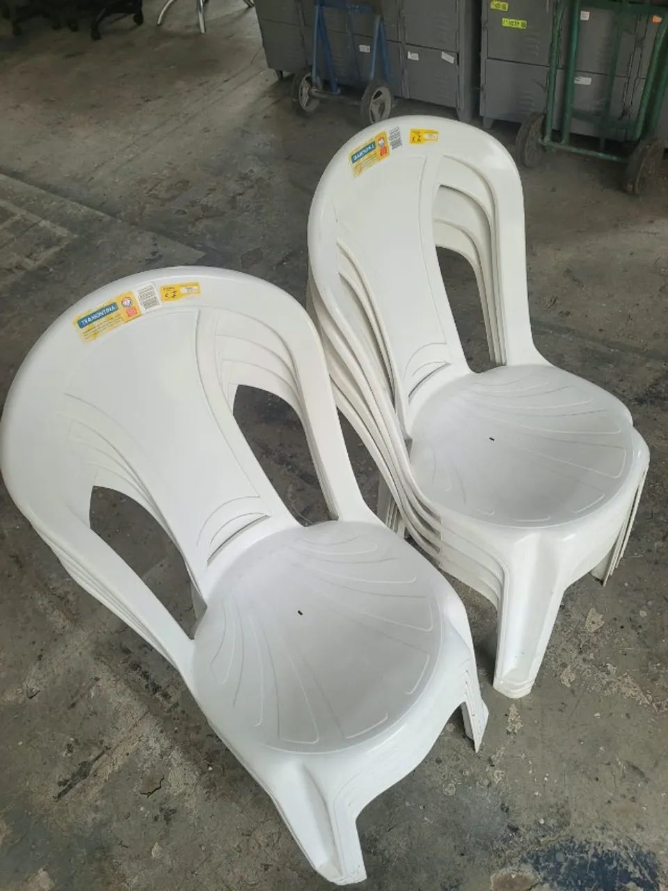 cadeiras plásticas brancas monobloco sem braço