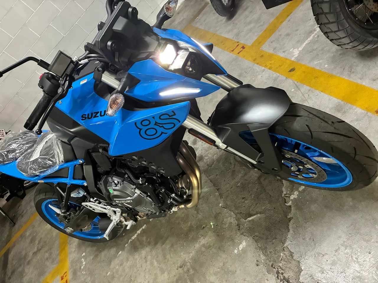 Oportunidade GSX-8S ZERO no plastico