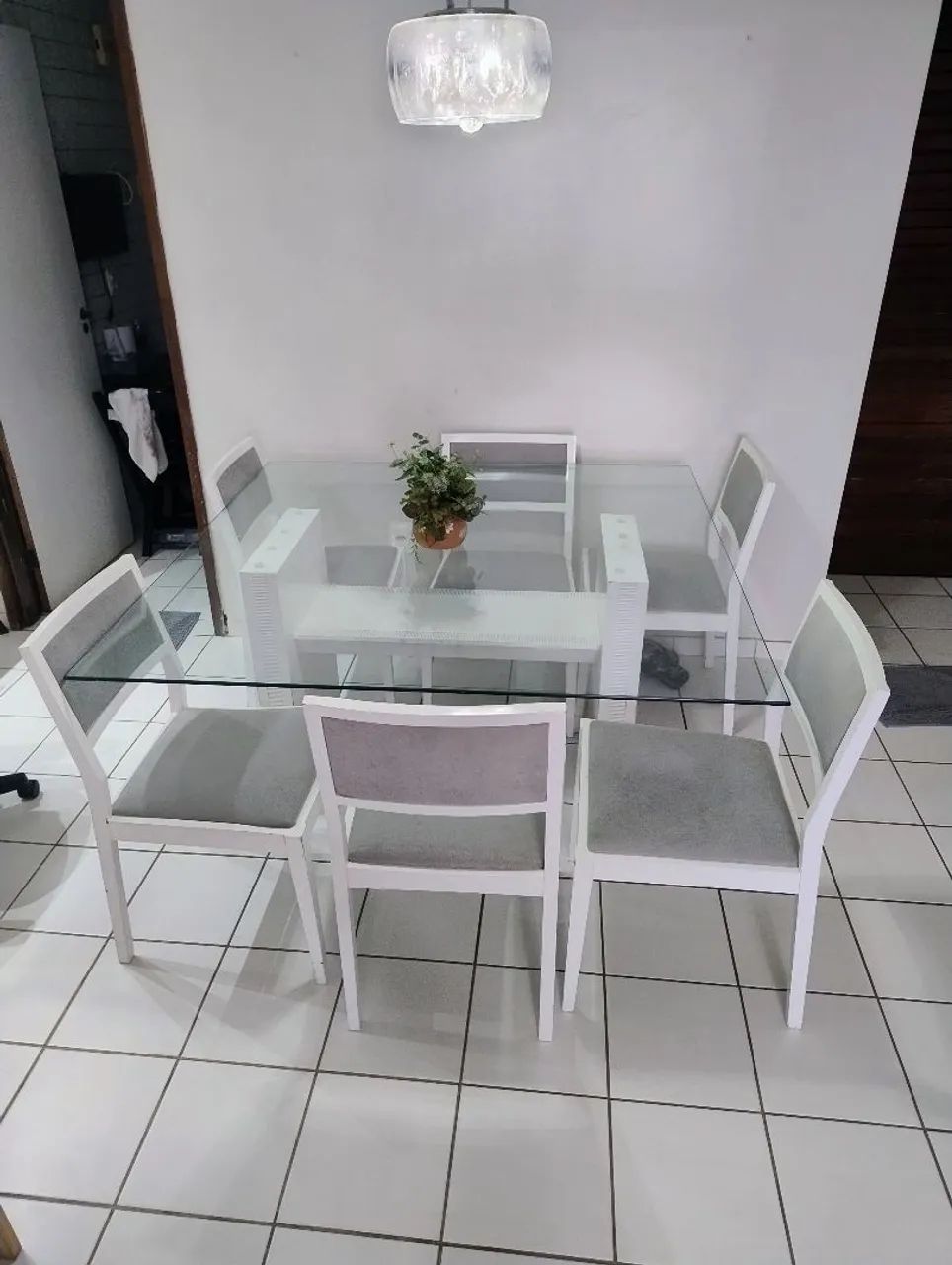 Mesa com base de madeira maciça na cor branca acompanhada de 6 cadeiras de madeira