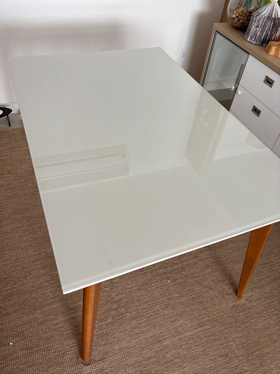 Mesa madeira maciça com tampo em laca com vidro 