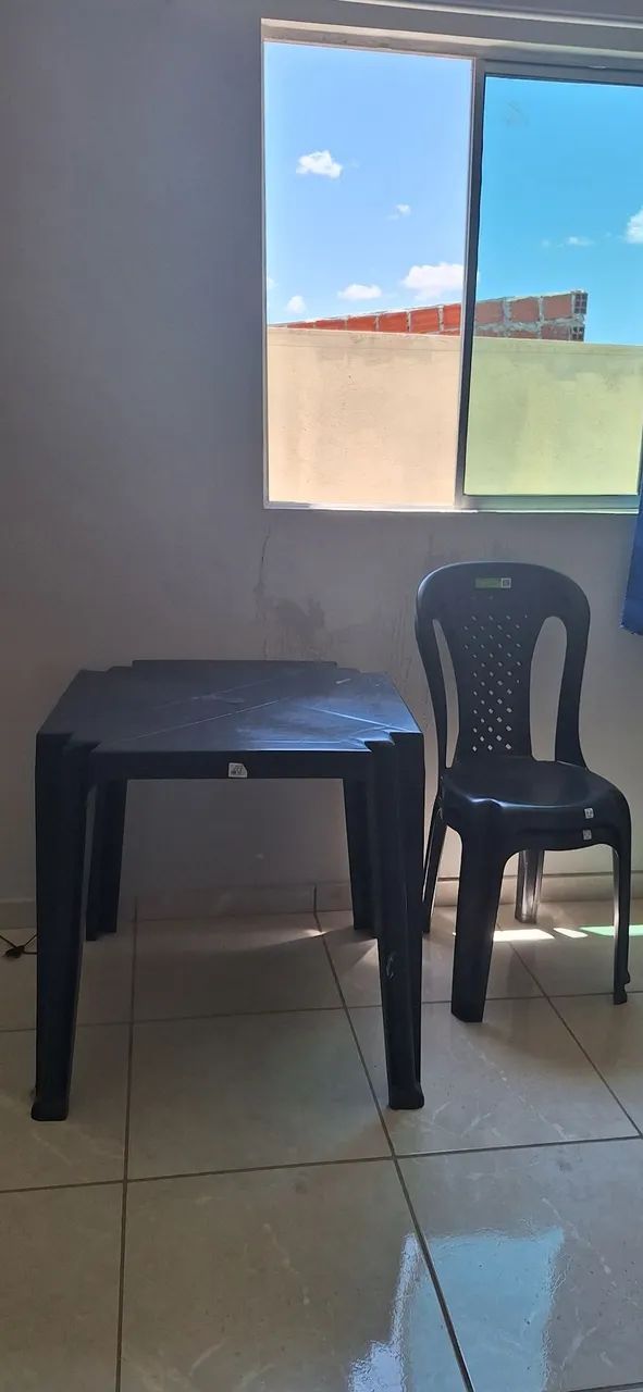 1 mesa e duas cadeiras de plástico - Foto 3