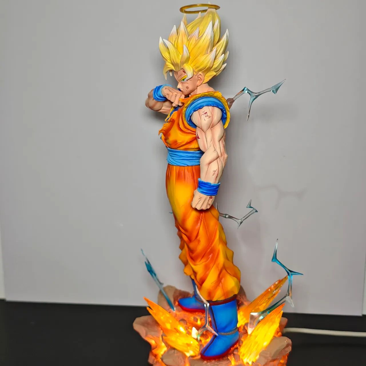 Action figure Goku ssj 2 com base com led 33 cm - figura Premium  - Foto 3