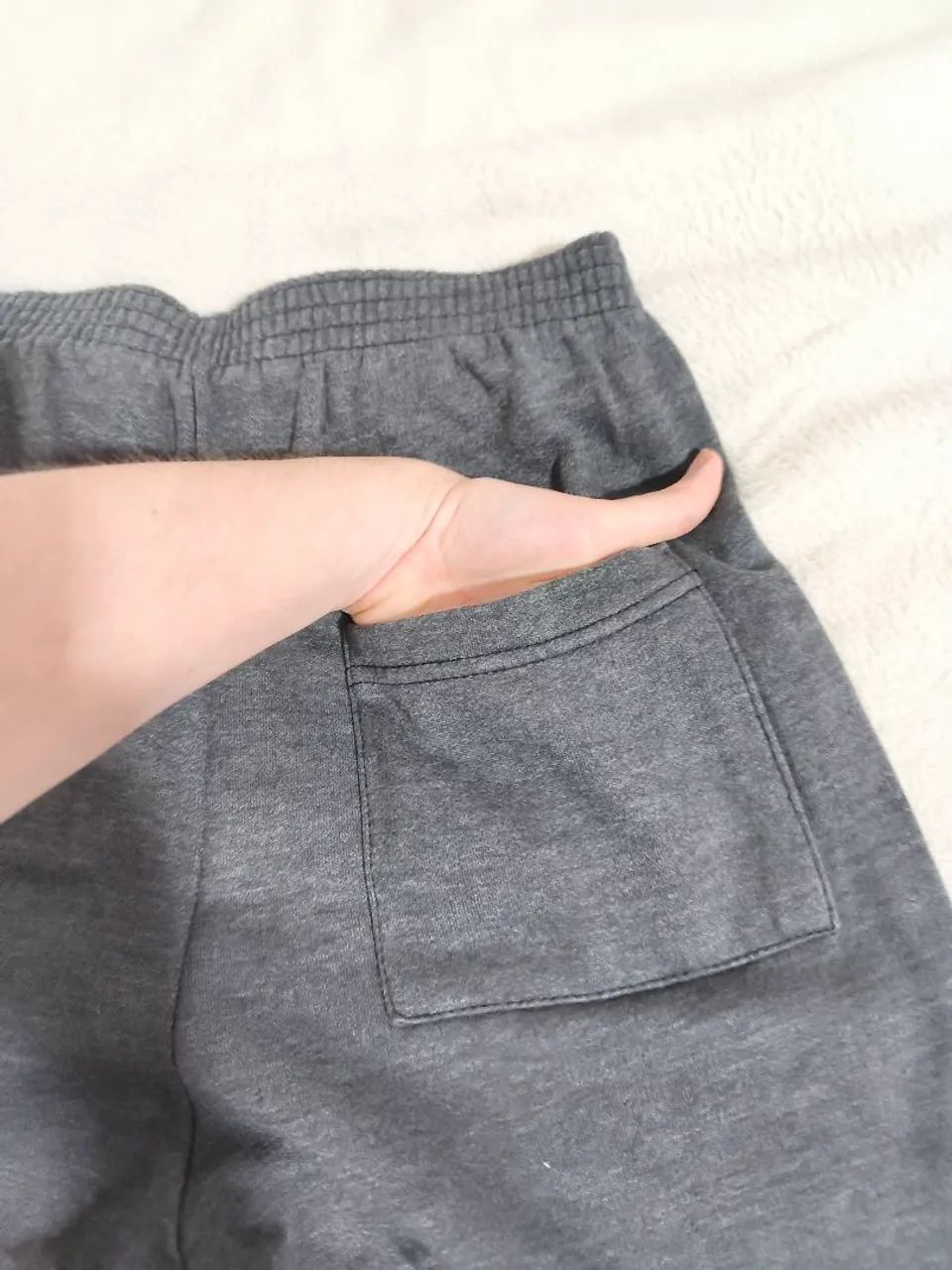 Calça cinza de moletom com bolso atrás  - Foto 3