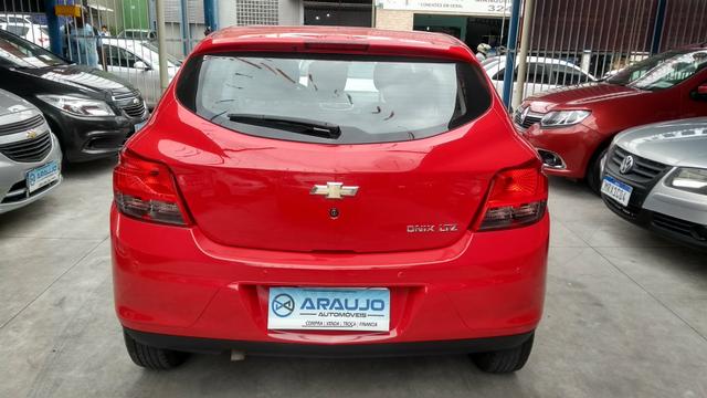 Onix Ltz 1.4 2015 Completo Mylink Top de Linha Financio Troco - Foto 7