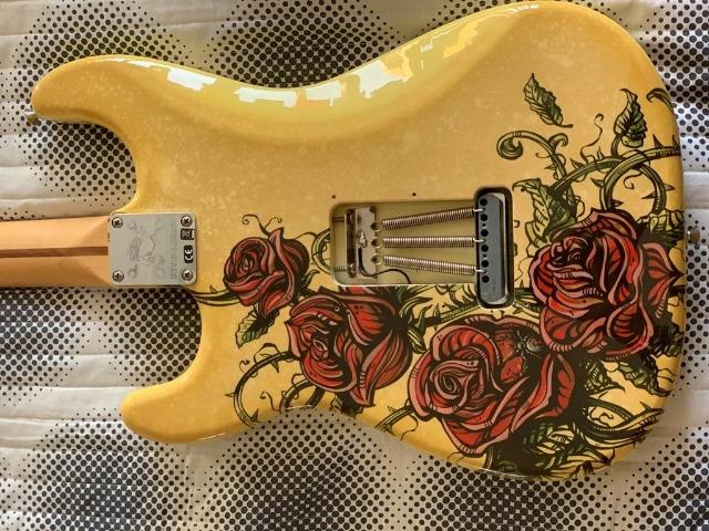 Guitarra Fender Strato Standart David Lozeau Rose Tattoo - Foto 5