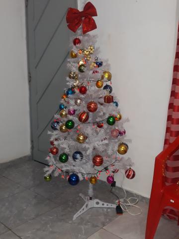Linda árvore de Natal completa