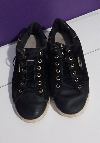 roupas com tenis preto