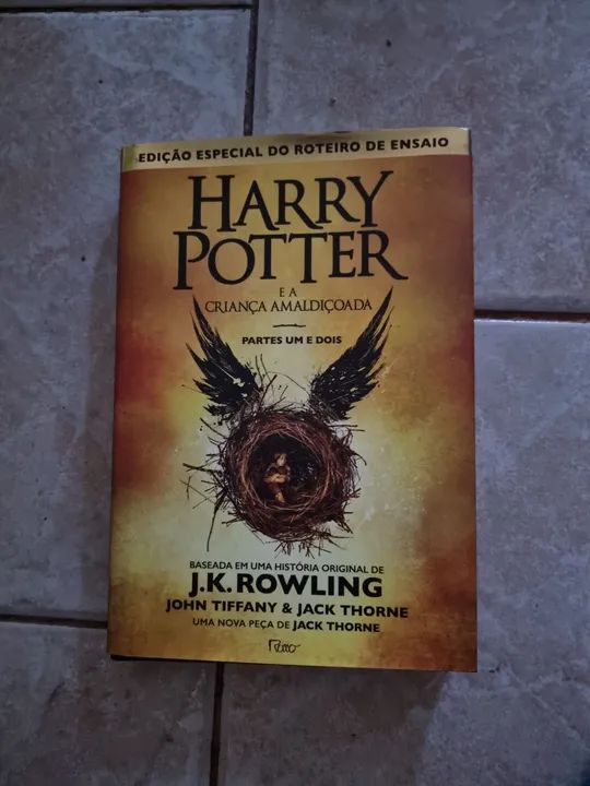 Livro Harry Potter e a criança maldiçoada.
