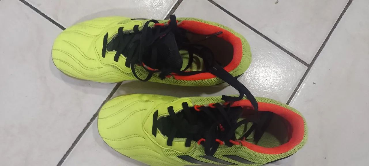 Chuteira Adidas Verde Neon - Foto 5