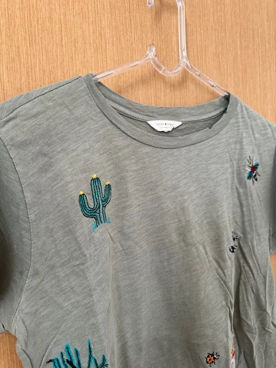 Camiseta c/ Bordados