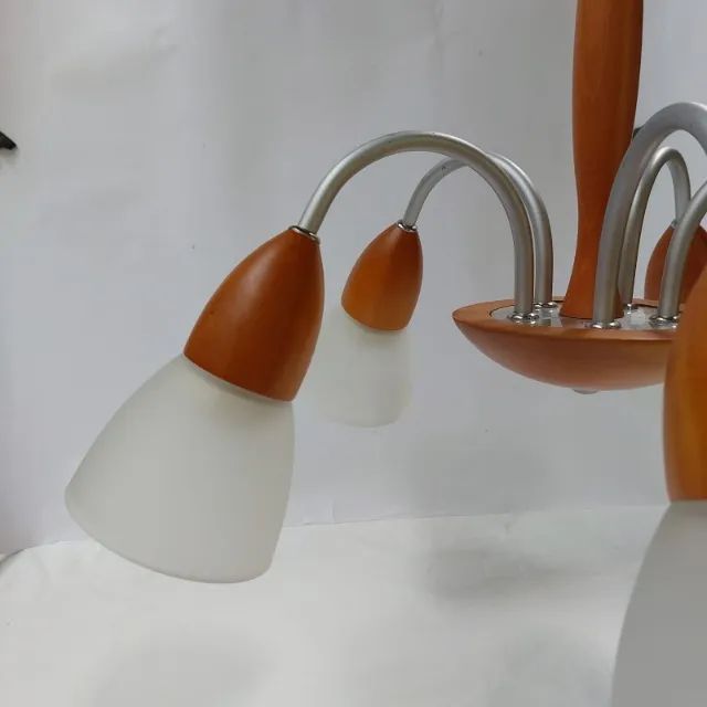 LUSTRE em madeira, com vidros. - Foto 2