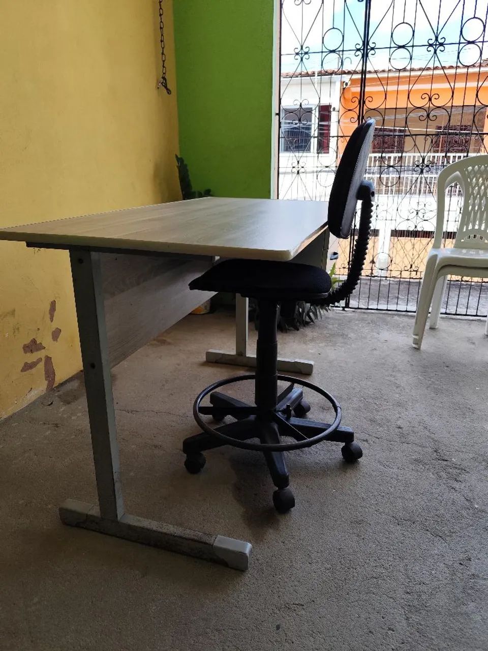 Mesa de escritório com gavetas e cadeira - Foto 3