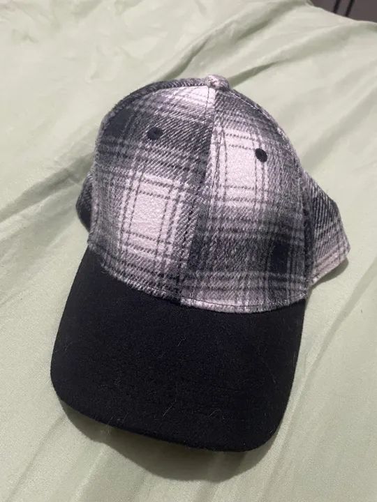 Boné xadrez preto e branco