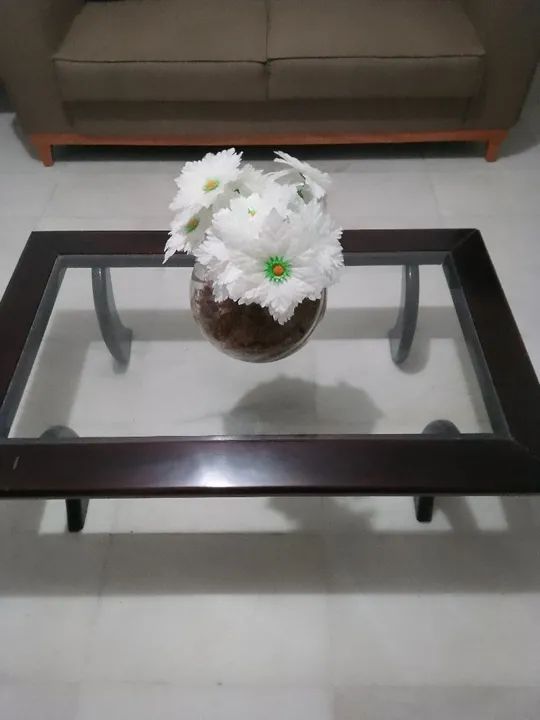 Mesa de centro em madeira com tampo de vidro - Foto 2