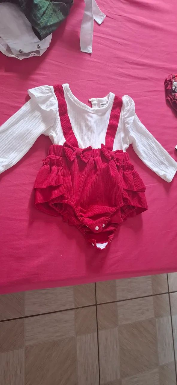 5 vestidos semi novos para bebê de 6 a 1 ano - Foto 3