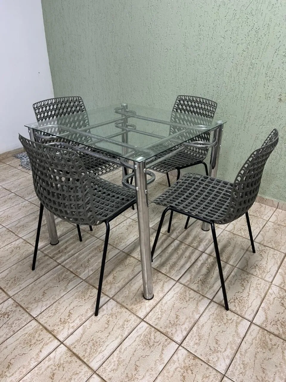 Mesa de vidro + 4 cadeiras com base de metal
