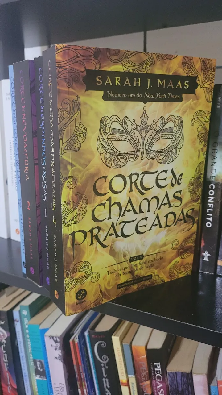 Corte de espinhos e rosas (saga)