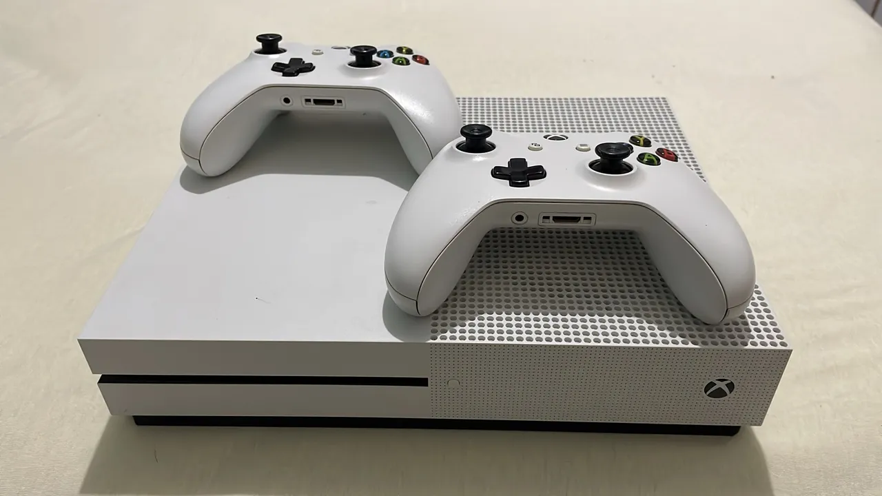 Xbox One S + 2 Controles - Perfeito para Diversão!