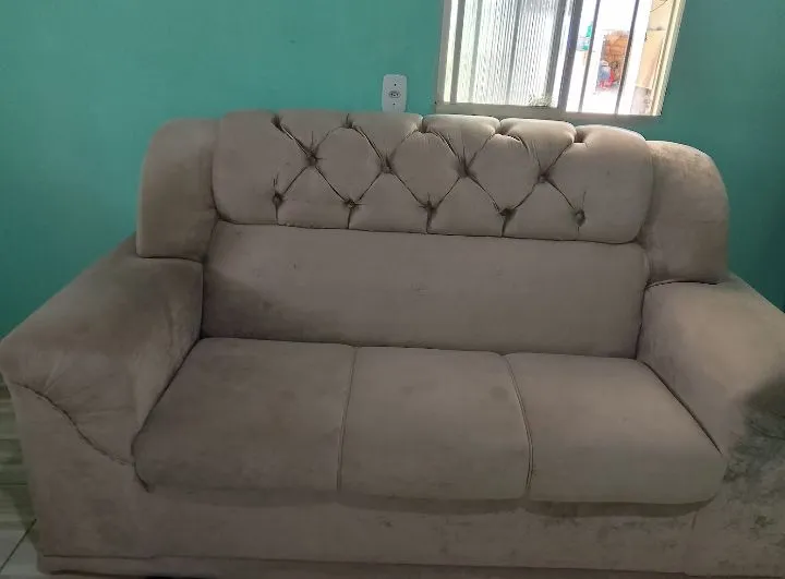 Sofá 3 lugares em tecido bege
