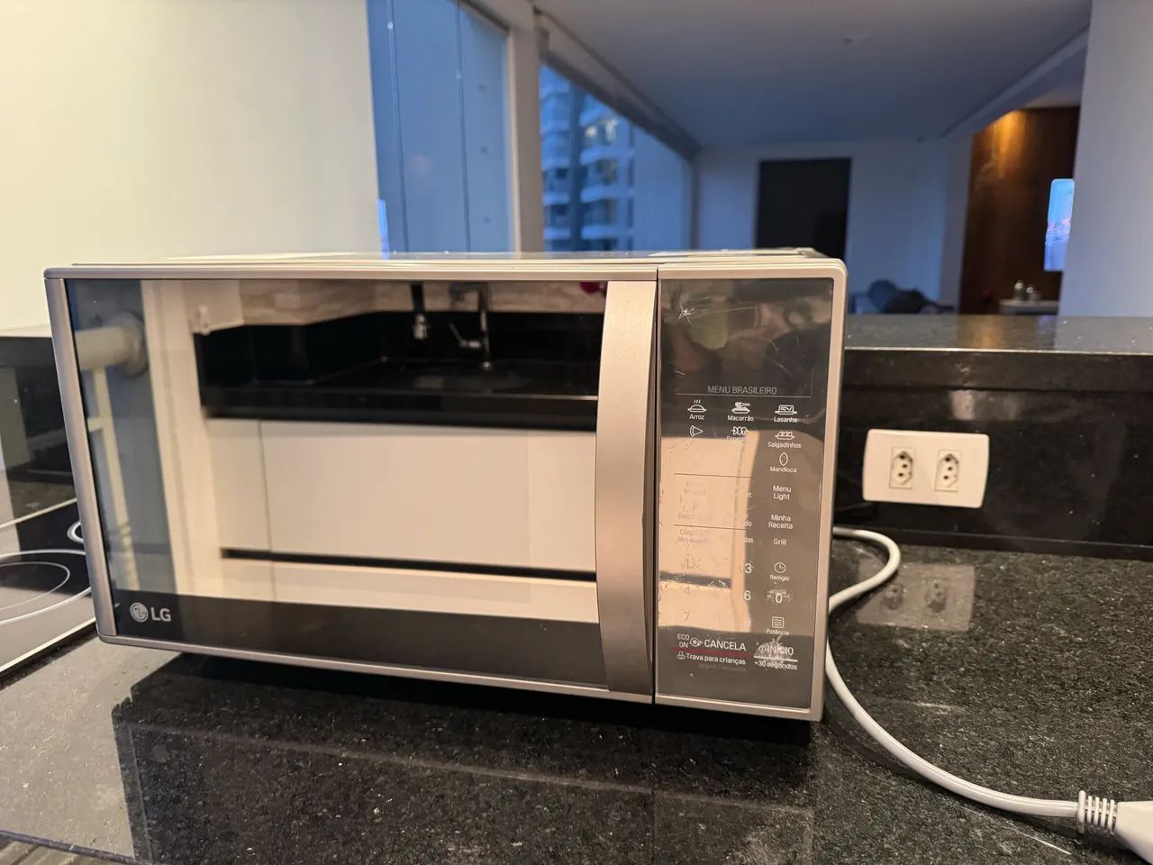 Microondas LG espelhado 