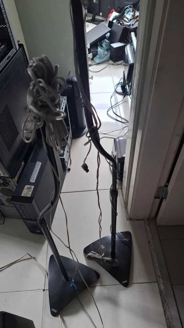 Um par de pedestais para caixas de som de home theater - Foto 5