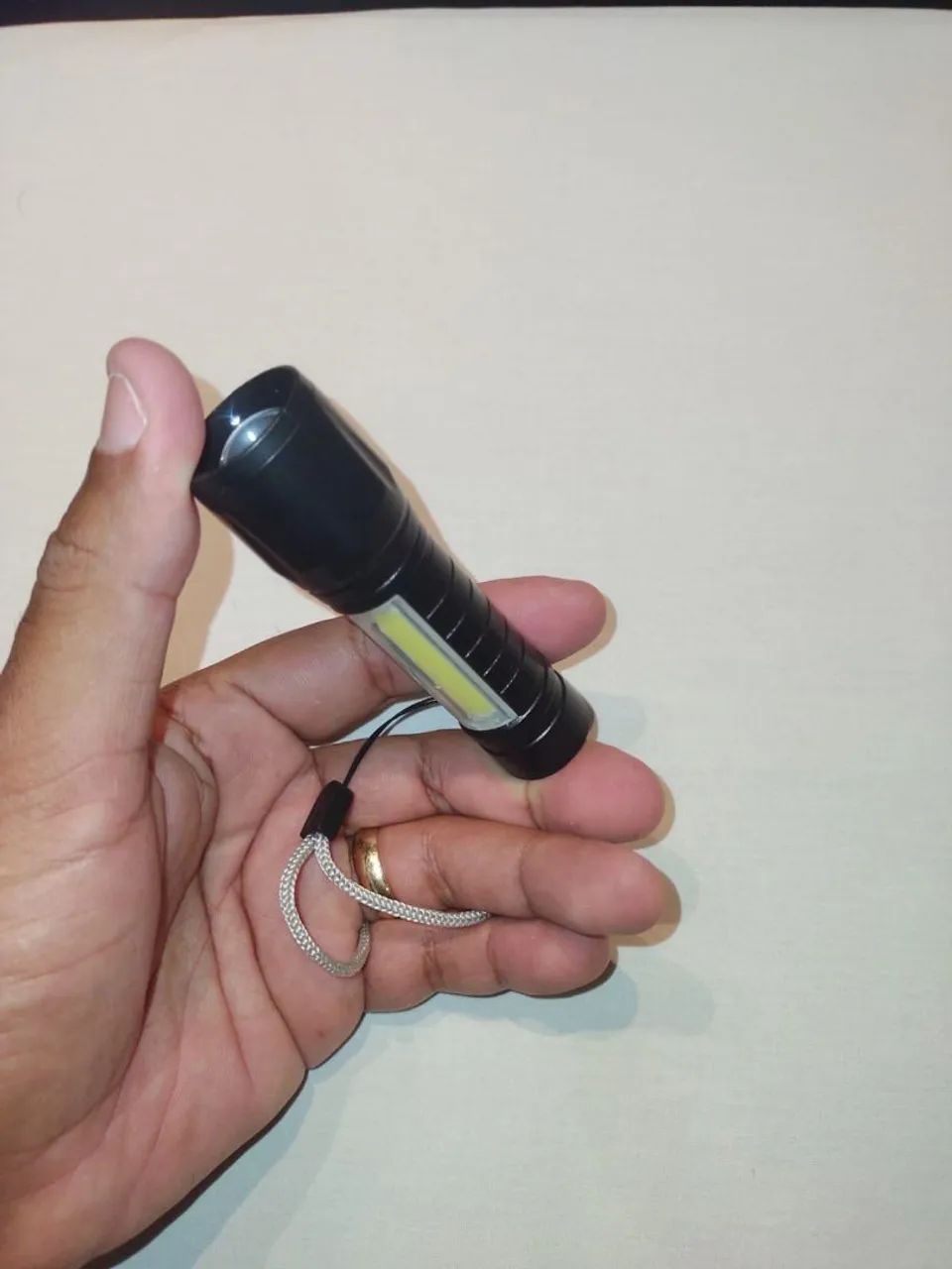 Mini Lanterna LED recarregável USB acompanha o CABO -É bom ter em CASA por apenas 25$ - Foto 6