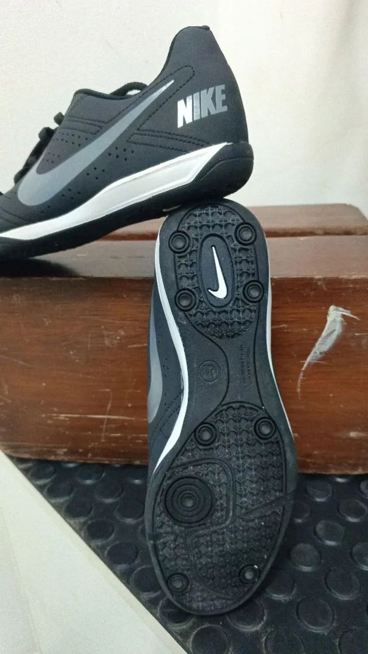 Chuteira  Nike futasal Masculino - Tamanho 39 - Foto 4