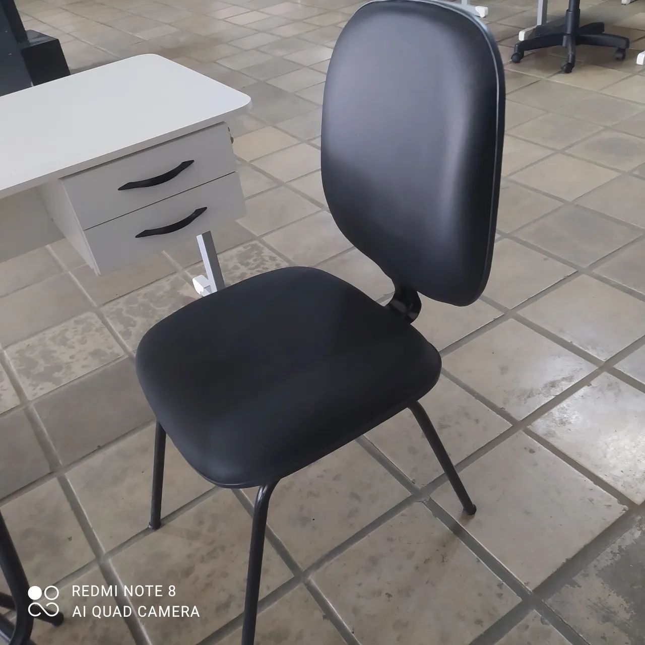 Mesa de escritório com gaveta - Foto 5