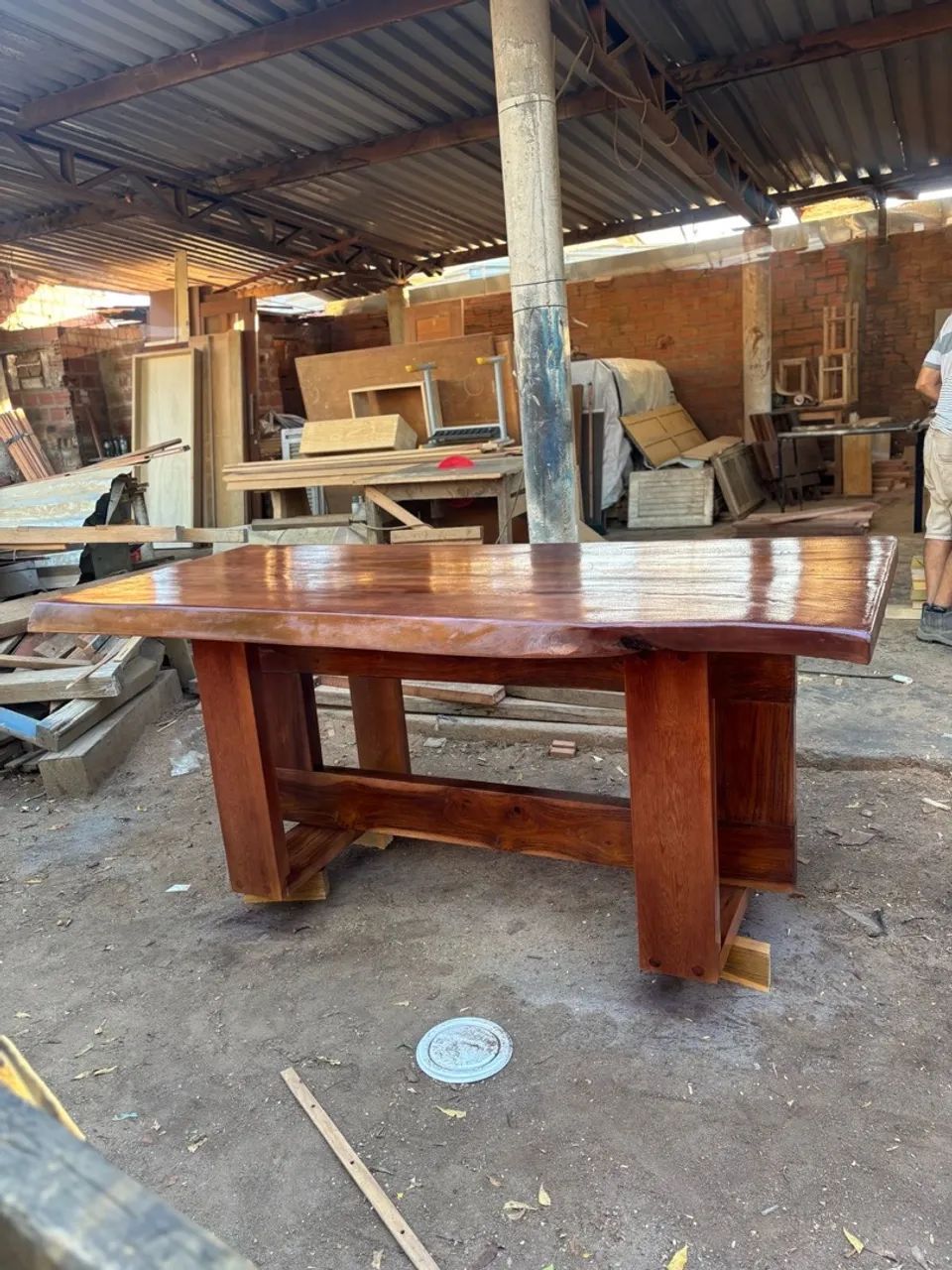 Mesa rústica de madeira maciça 