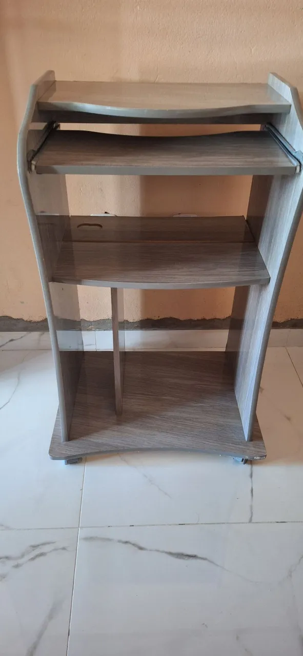 Mesa para computador com rodinhas