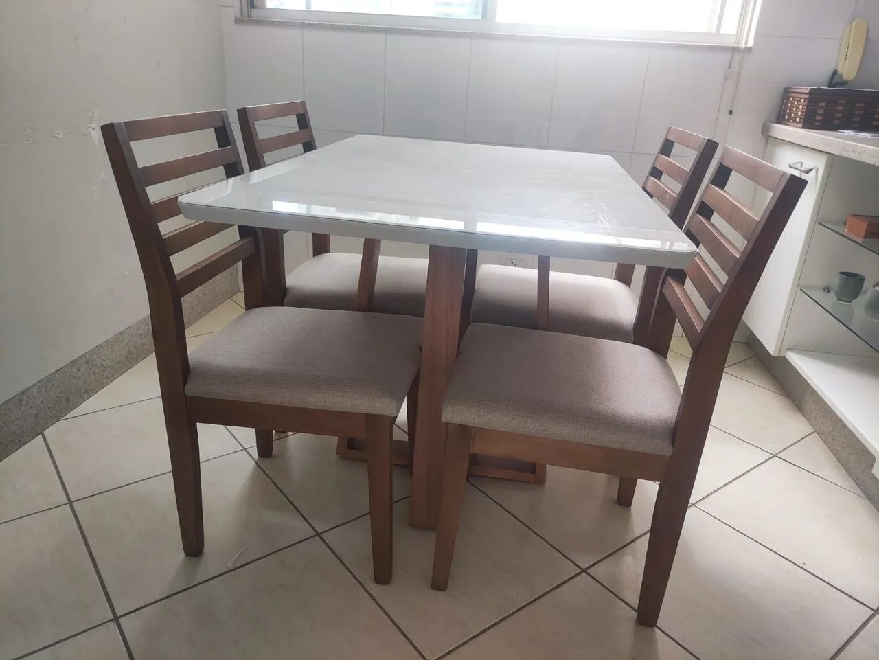Mesa a pronta entrega e com cadeiras de madeira maciça  - Foto 3