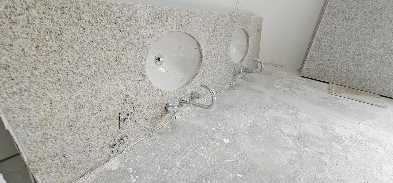 Pia dupla ja com torneiras de granito 