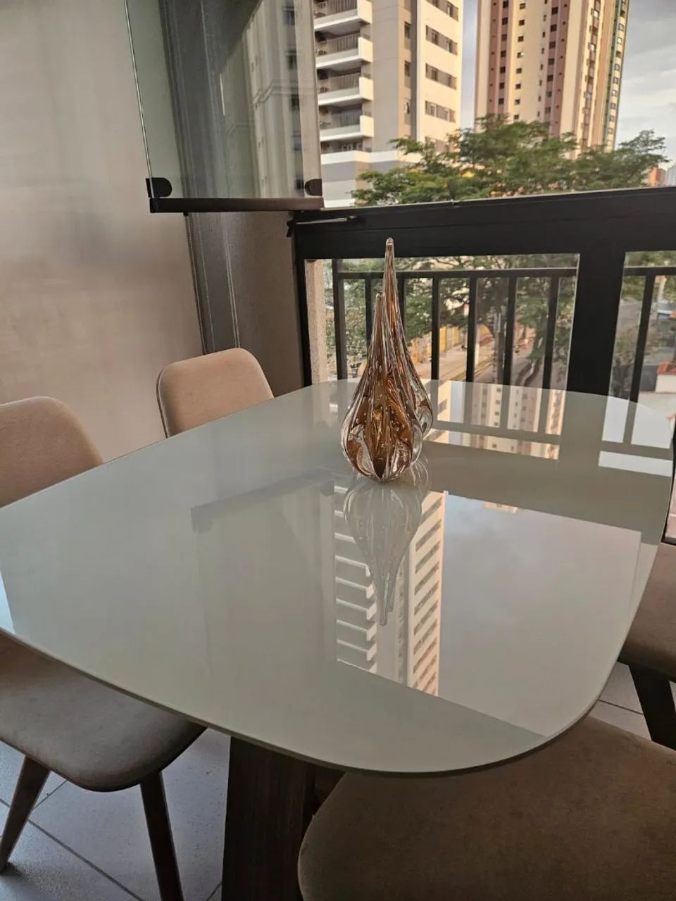 Conjunto de Mesa em Laca com 4 Cadeiras64573992514562124