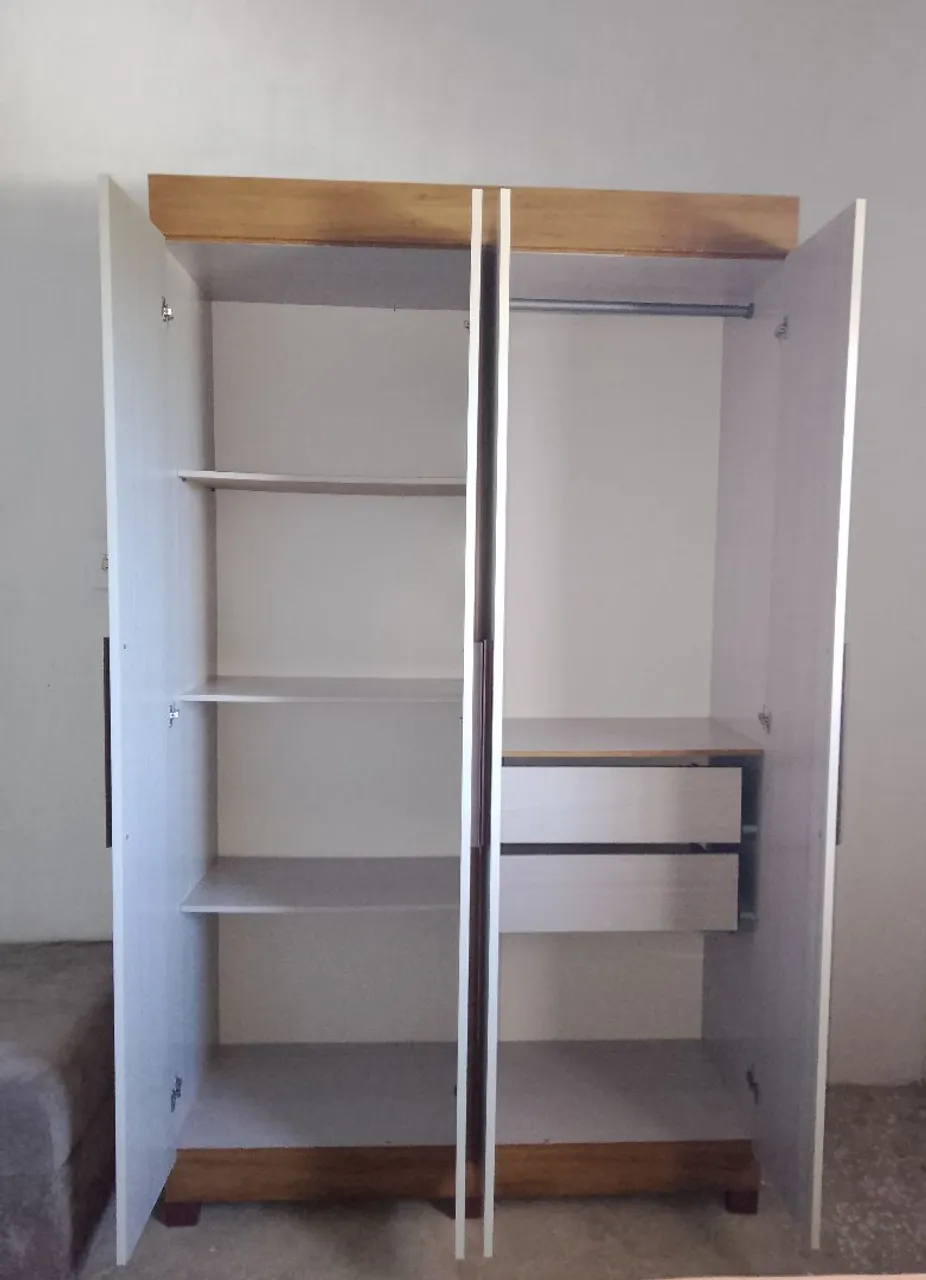 Guarda-Roupa 3 Portas com Gavetas e Prateleiras