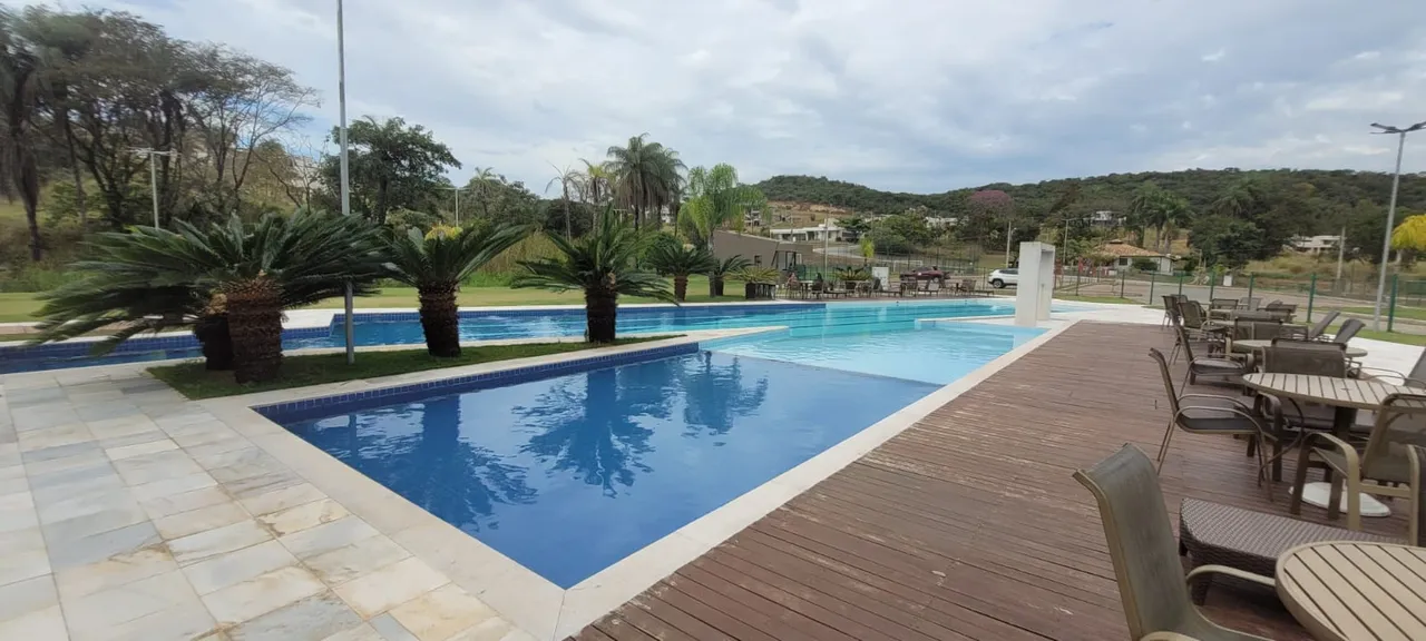 Espectacular lote plano com fundo para mata de preservação do condomínio