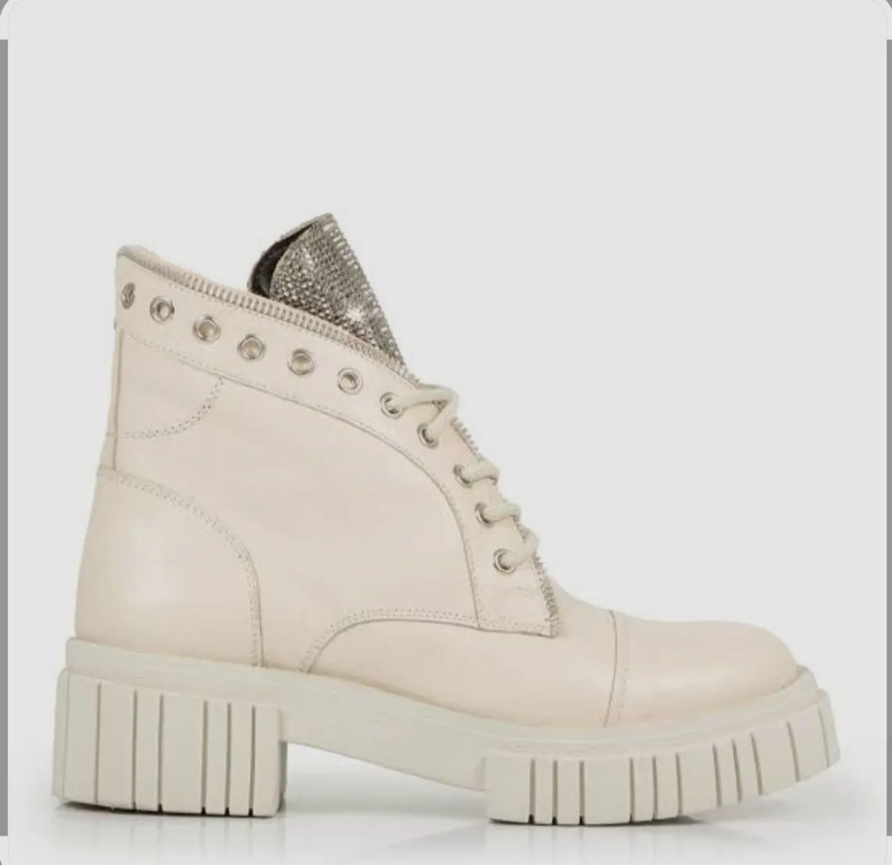 Bota Coturno Off White com Detalhe em Strass em couro