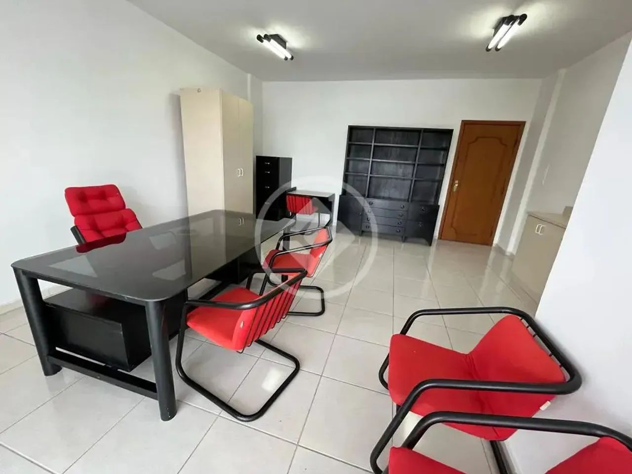 Vende-se Sala Comerciais na av. 13 de Junho , sendo 44,77 m² no Edifício Albert Sabin. Loc