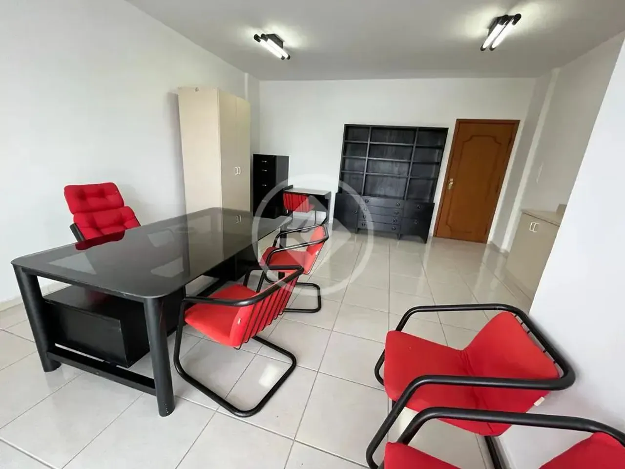Vende-se Sala Comerciais na av. 13 de Junho , sendo 44,77 m² no Edifício Albert Sabin. Loc