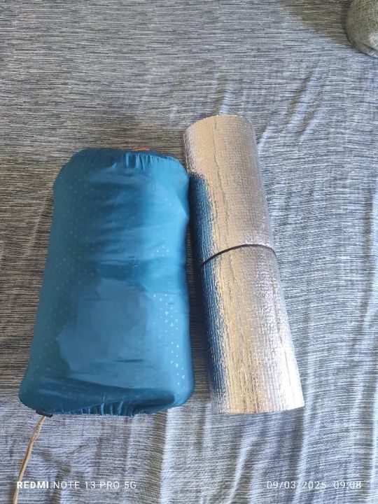 Saco de dormir, colchonete e travesseiro 