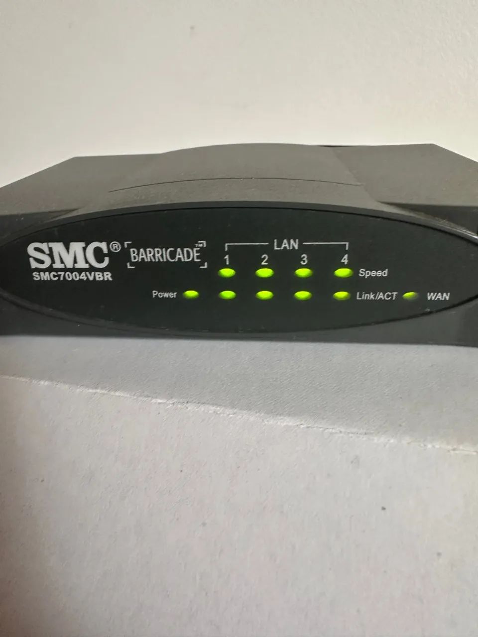 roteador SMC SMC7004VBR 4 portas 10/100 com proteção firewall - Foto 2