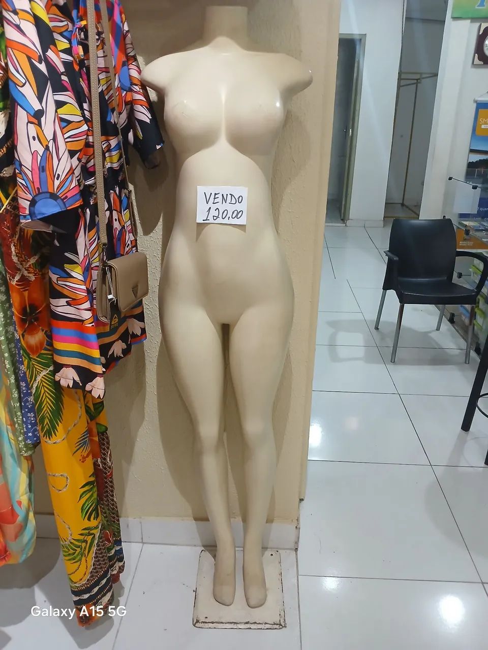 Expositores para vitrine de roupas - Foto 3
