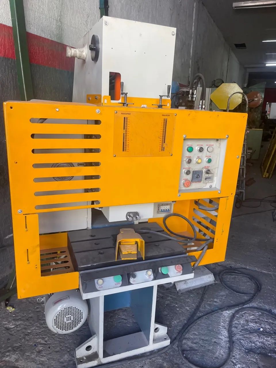 Prensa hidráulica tipo C 20 ton nr12 impecável 