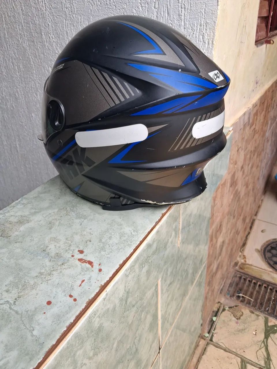 Vendo capacete,  um branco e um azul ,número 60,  - Foto 7