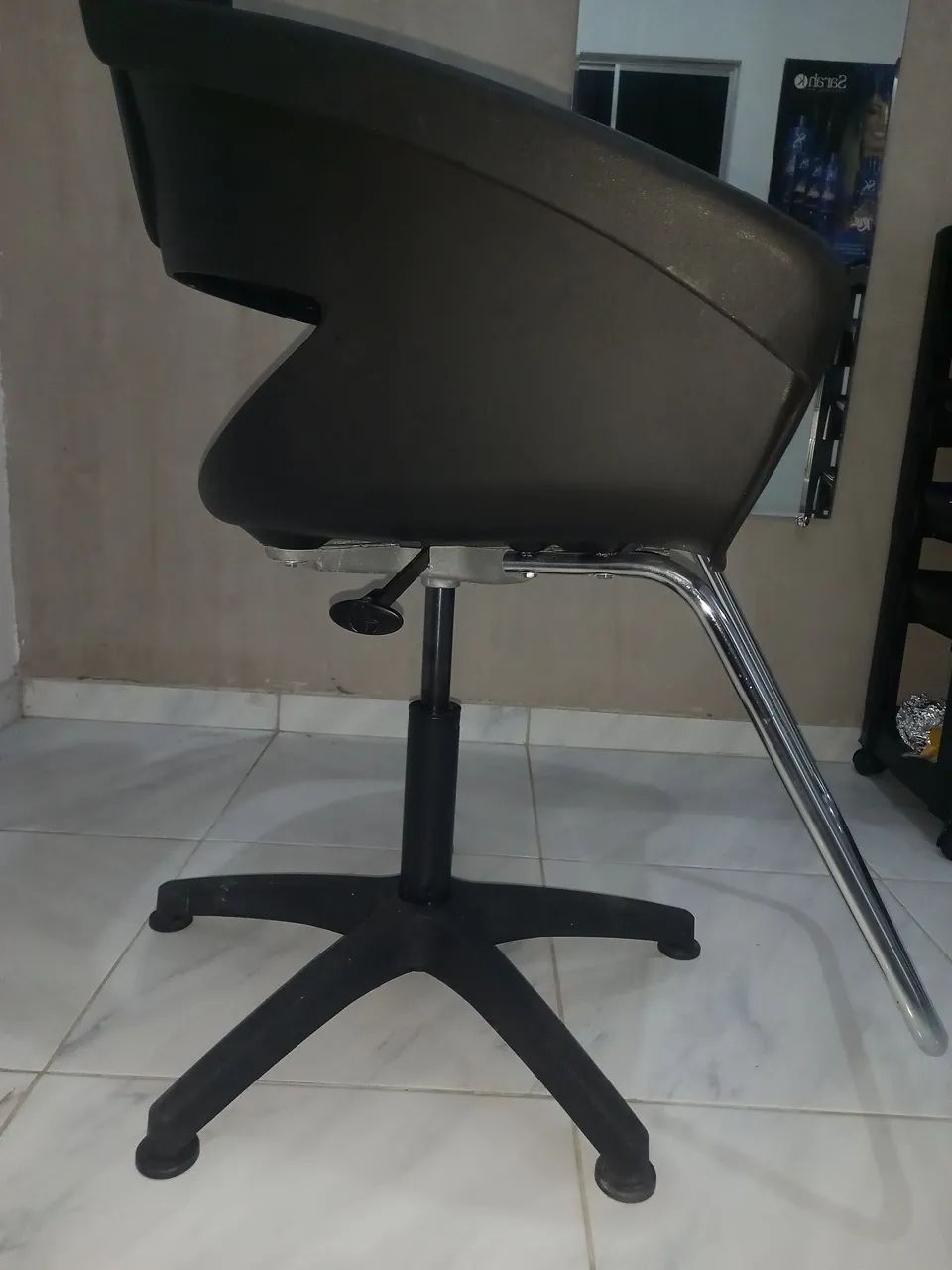 Cadeira de Barbeiro/ cabelereiro Giratória - Preta - Foto 5