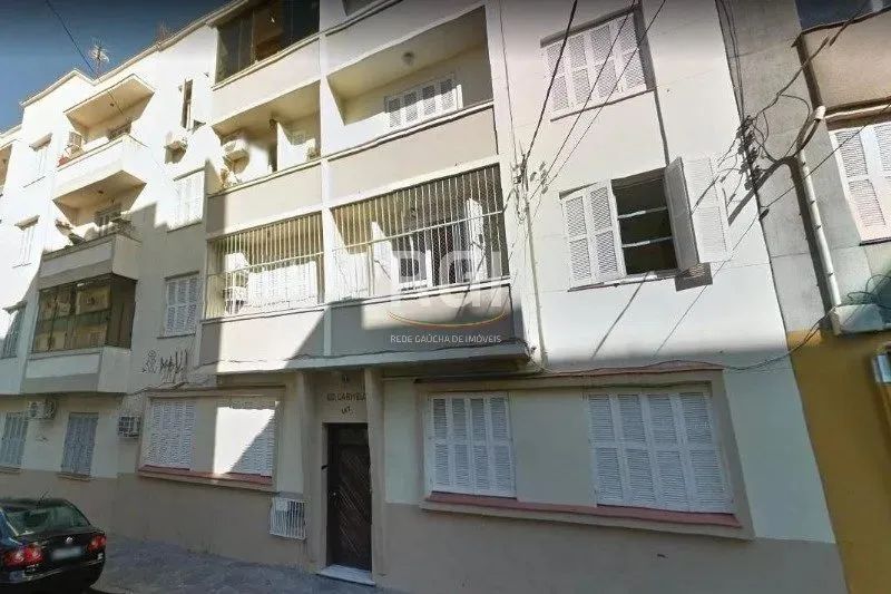 Ótimo apartamento de 2 quartos, living com sacada, cozinha reformada com armários embutida - Foto 2