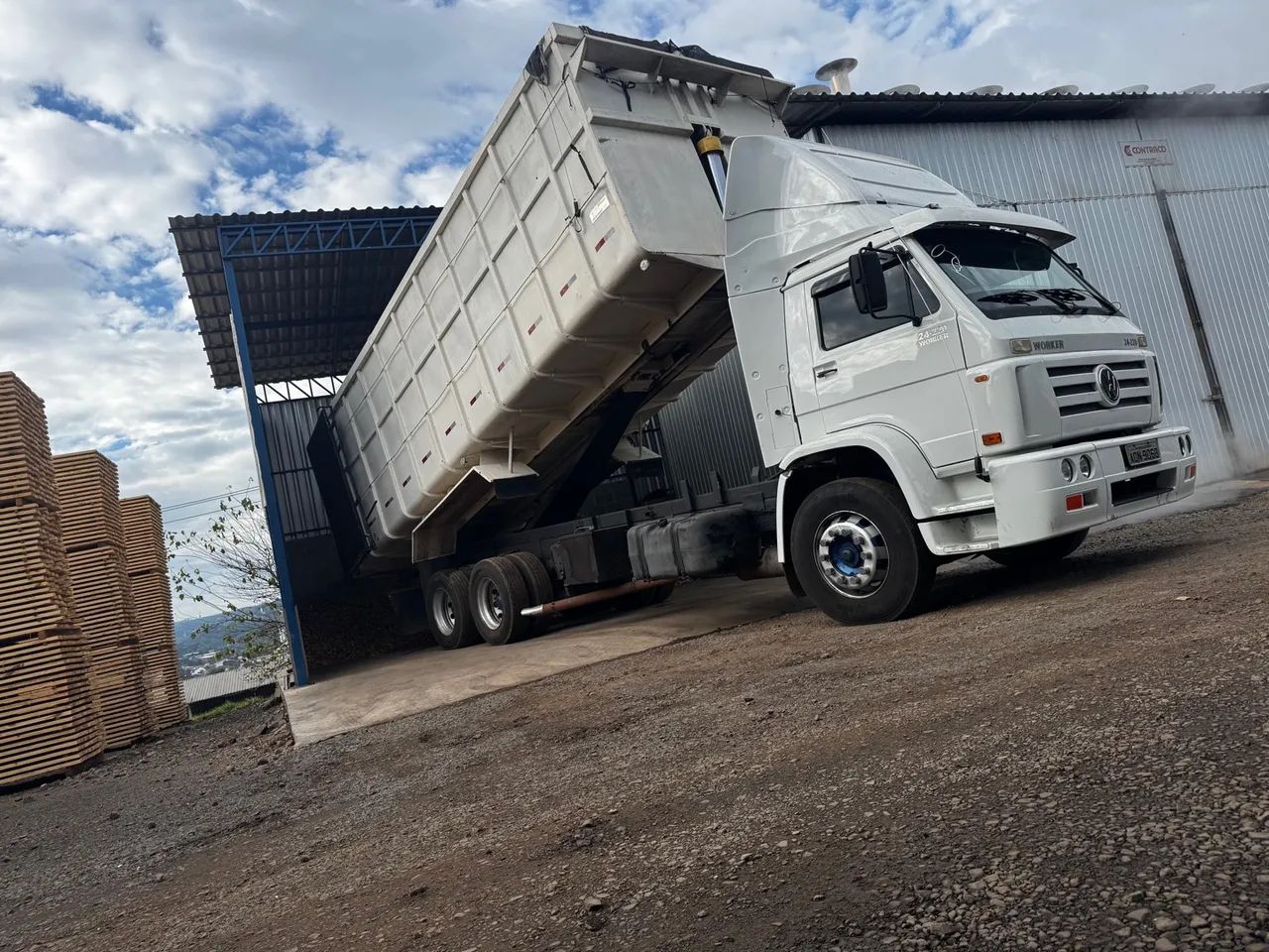 Caminhão Caçamba Volkswagen Worker 24.220