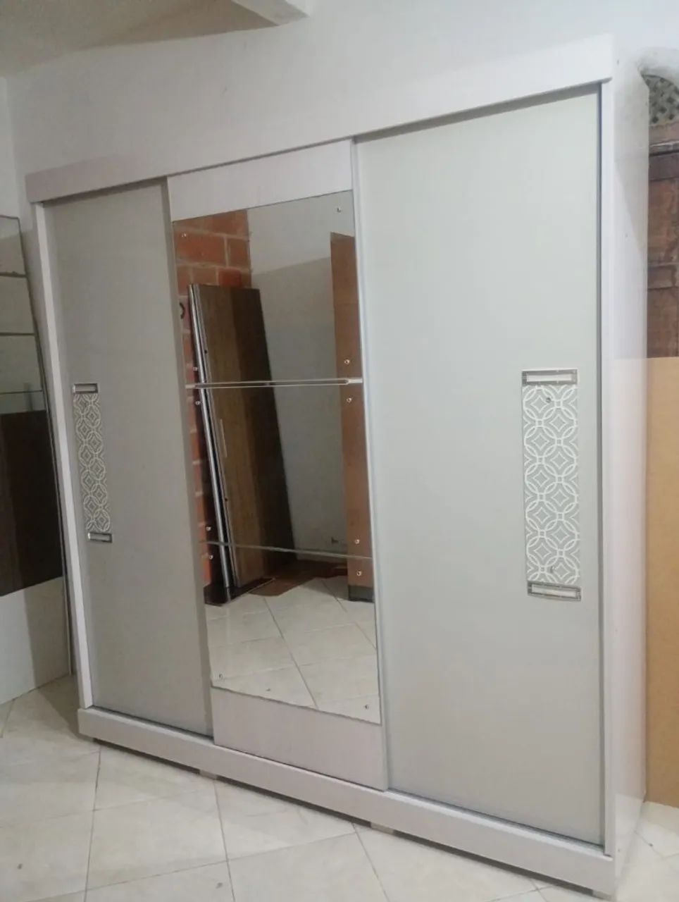 Vendo guarda-roupa seminovo 100% MDF no valor de r$ 1000 com entrega e montagem