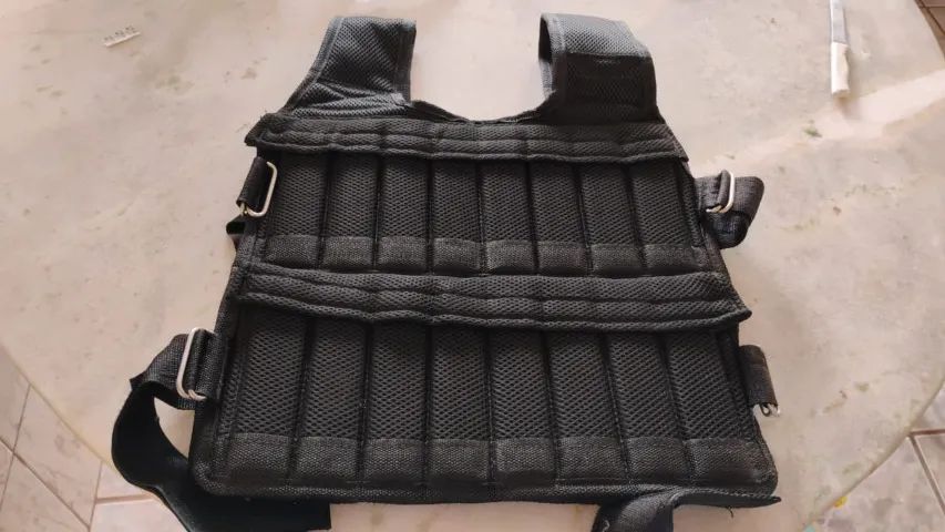 Colete de peso para musculação, ja vem com Placas de ferro de aproximadamente 10 kg.