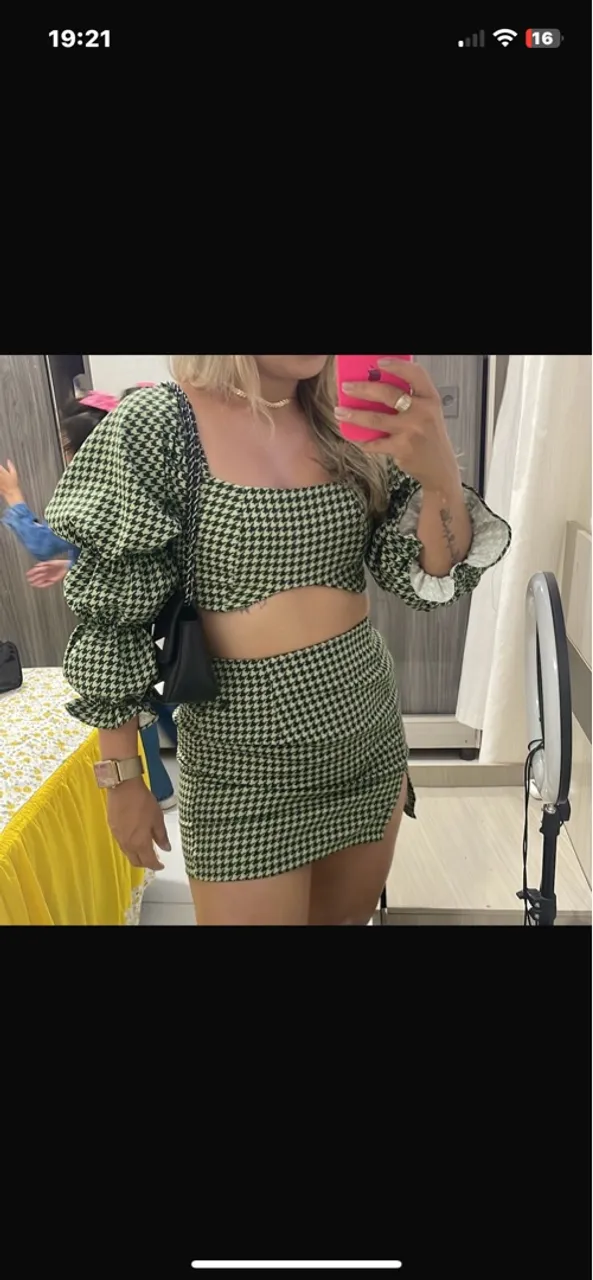 Conjunto de saia e top com estampa xadrez